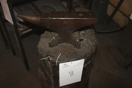 Anvil on stump. 460 mm from the horn to the rear. Width approx. 90 mm