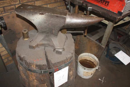 Anvil on stump, approx. 58 cm from the horn to the rear and width approx. 12.5 cm