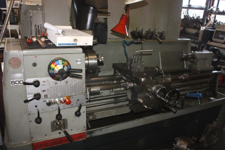 Horizontal lathe, Colchester Trumph 2000 with operation instructions, DK / UK. Centre height 190 mm. Centre distance 750 mm or 1250 mm. Lots of  tools in steel cabinet, pallet and 1 section steel shelving and 2 trolleys. Swing over bed: 390 mm. Swing over