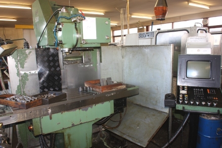 CNC vertical milling machine, Abene VHF-500 CNC. Control: Heidenhain TNC 355th SN: 50005. Year 88. Table size: 1200 x 450 mm. Various cutting tools on table + holders. Manual included