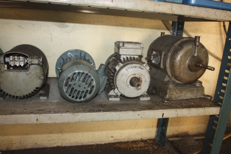 Contents of 2 shelves: 4 electric motors + 2 + 3 pumps valves, unused (Kinetrol)