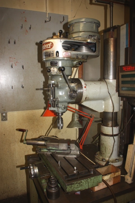 Drill / milling machine, Bridgeport, with table and vise. Control: Tri-onics, model 100. Spindle: minimum / maximum rpm: 67/4600