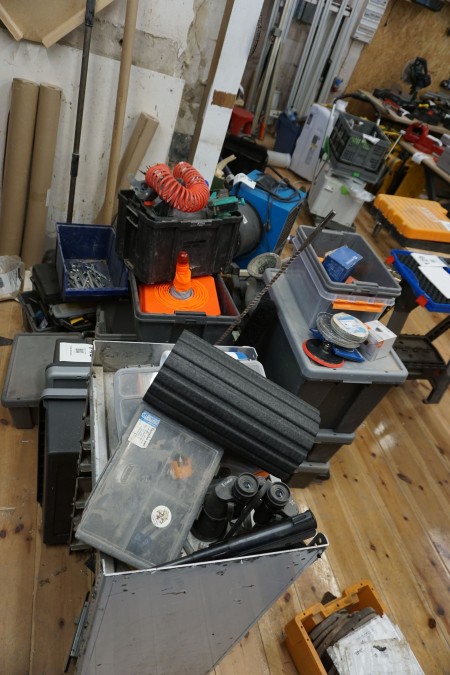 Contents in corner of various gas burner sets, storage boxes, assortment boxes, etc.