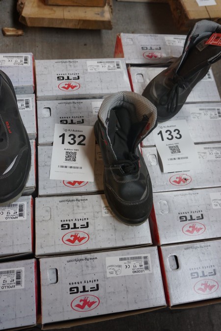 Lot of safety shoes
