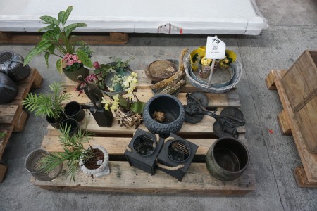 Contents on pallet of various flowers, trinkets, etc