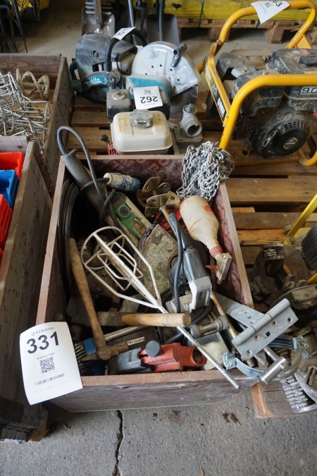 Box mit verschiedenen Handwerkzeugen und Elektrowerkzeugen