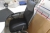Hjørneskrivebord + 2 skuffesektioner + reol + stol + 2 stk. whiteboard + opslagstavler