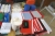 Bord med div. kotor/forbrugsartikler blokke + papirkurve + plastlommer + mapper + servietter + Duni plastkopper + AEG støvsuger 