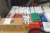 Bord med div. kotor/forbrugsartikler blokke + papirkurve + plastlommer + mapper + servietter + Duni plastkopper + AEG støvsuger 