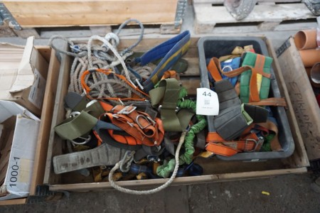 Pallet with various fall arresters etc.