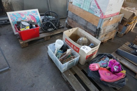 2 pallets with various toys, lamps etc.