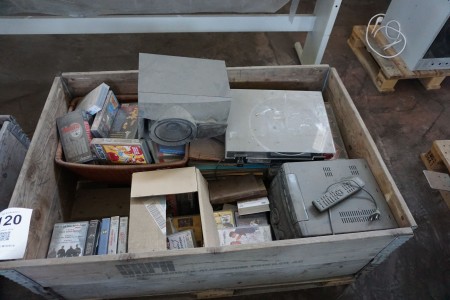 Pallet with radio, speakers and various films
