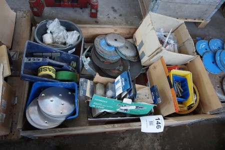 Pallet with various cutting discs, assortment boxes with contents, etc.