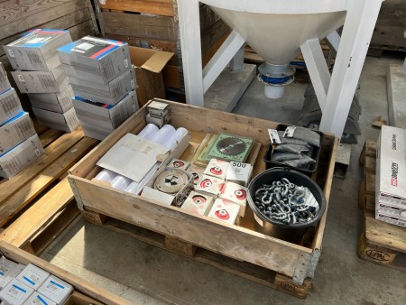 Pallet with various cutting discs, steel wool, shackles, etc.