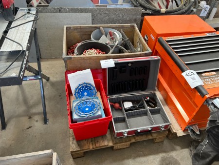 Pallet with various masonry tools, cutting discs, etc.