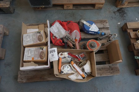 Pallet with various fall arresters