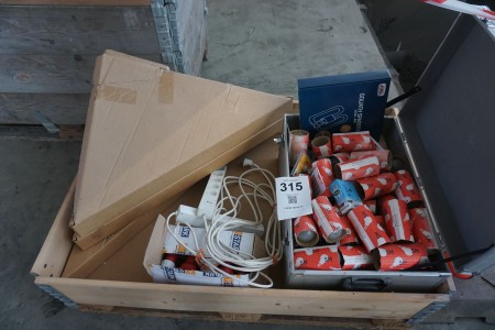 Pallet containing various plugs & lamps etc.