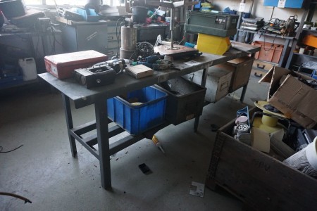 Werkstatttisch aus Metall mit Inhalt