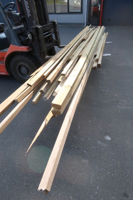 Estimated 100 meters of laths, 45x45, clamping strips, etc.