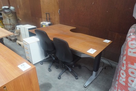 Hæve/sænkebord + 1 stk. stole & kontorskab 