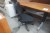 Hæve/sænkebord + 1 stk. stole & kontorskab 