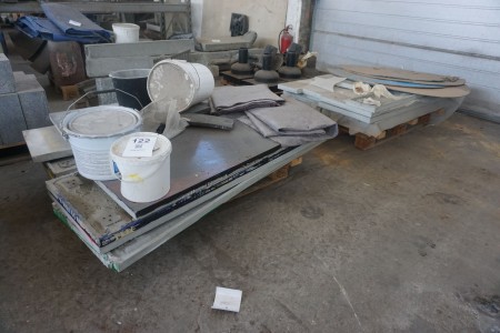2 pallets with contents