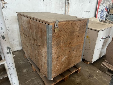 2 sc. Large tool boxes