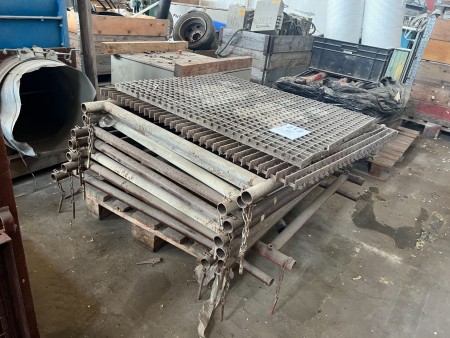 Pallet with various scaffolding risers + 2 pcs. Toast