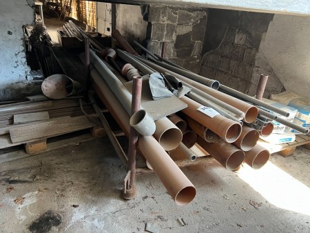 Eisenständer mit verschiedenen PVC-Rohren