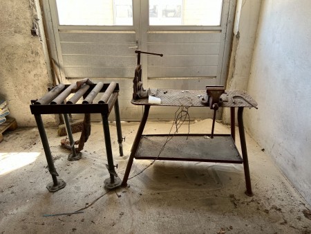 Workshop table with vice & pipe holder + pipe holder