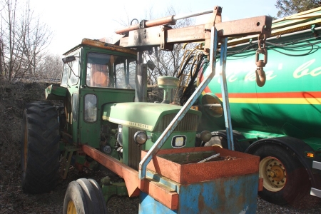 John Deere traktor med kran. Motor stand ukendt