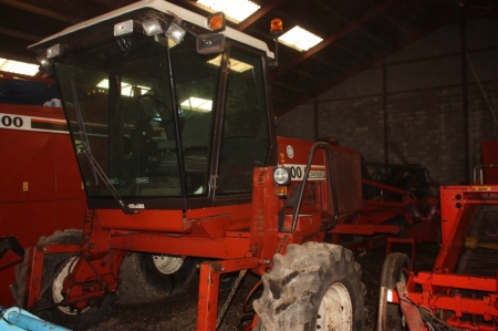 Windrower Hesston 8100. Hours: 3238. Cutting head: type DH8100 4.2 m SN 090-064