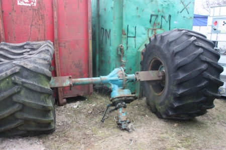 Rear axle. Hydraulic features, fitted with tires in the dimension 67 x 34.00-25 (Condition unknown)