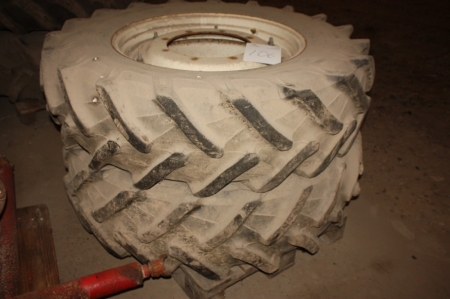 2 x front wheels for New Holland, 14 / 930. Drilling 360, 8 holes
