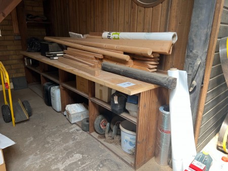 Inhalt der Werkbank mit verschiedenen Partien Holz & Ersatzteilen etc.