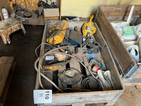 Pallet with contents of various electric games etc.