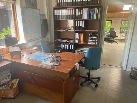 Schreibtisch + 2 Stk. Büroschränke