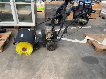 Sweeper, Vanguard with Briggs and Stratton engine