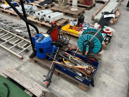 Pallet with various hand tools, vacuum cleaner etc.