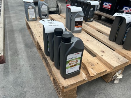 4 cans of engine oil, Green Engine oil