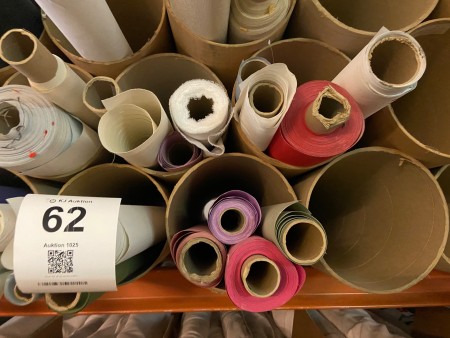11 rør med indhold af diverse tekstiler & former for stof