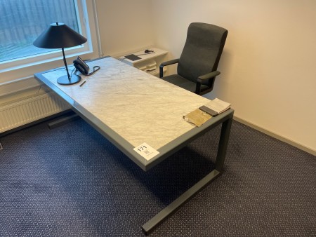 Schreibtisch in Marmor/Eisen inkl. Bürostuhl, Festnetztelefon, Lampe und Bücherregal