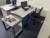 Schreibtisch in Marmor/Eisen inkl. Bürostuhl, Schubladenkassette, Bildschirm, Tastatur, Maus usw.