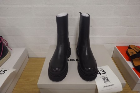 Boots, Lola Cruz