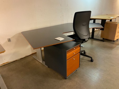 Raise/lower table incl. Chair and office cabinet