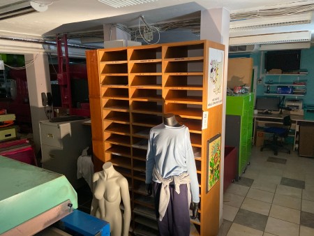 Bookcase with various printing papers + 2 pcs. mannequins