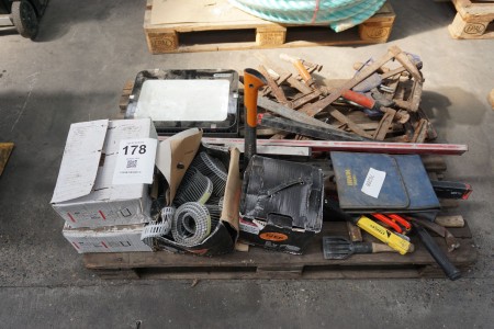 Pallet with various screw clamps, work lamp etc.