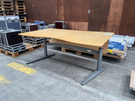 Height adjustable table