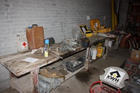 Work bench with 2 vices + bench grinder. Length approx. 4300 mm + content (except lot No. 120 and 121)