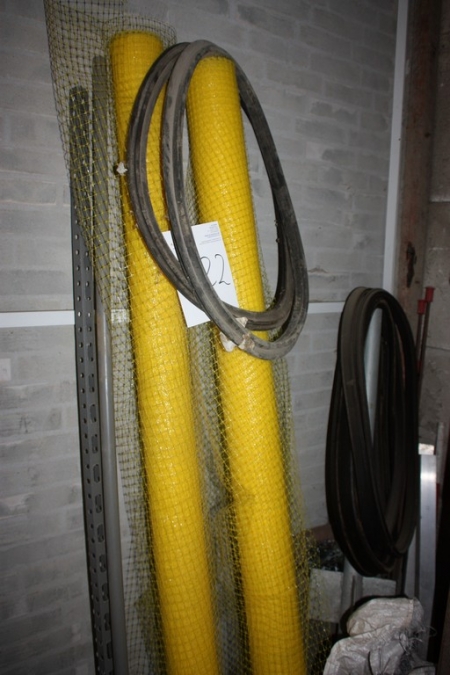 Diverse i hjørne, bl.a. 2 ruller gult net, bredde ca. 2000 mm + O-ring for PVC rør